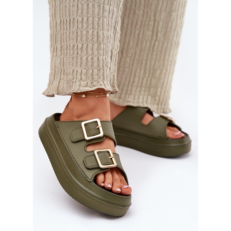 Inna A női papucsok a platformon aranycsukkal zöld 2