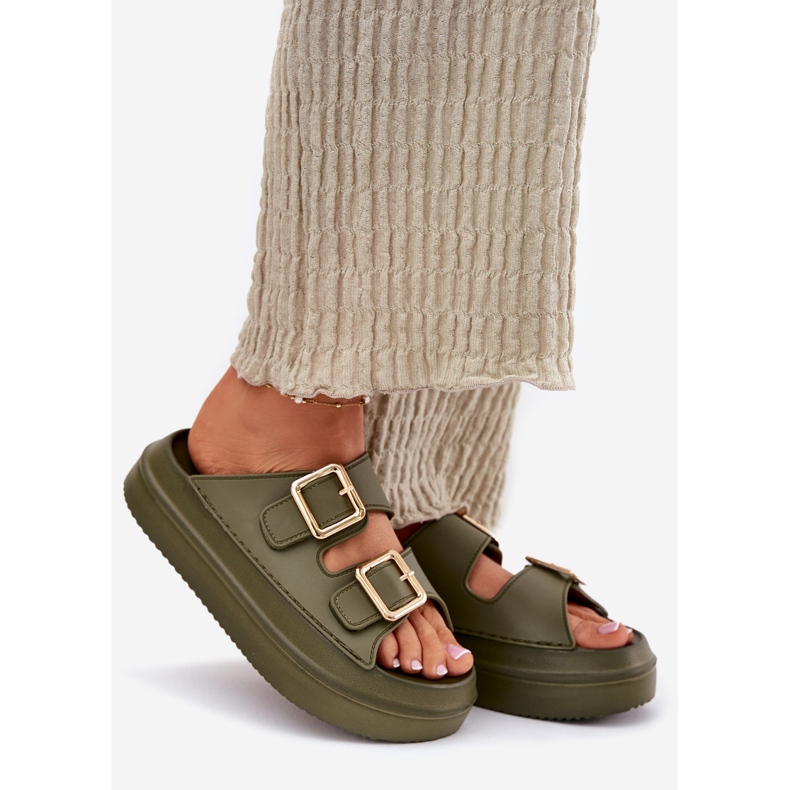 Inna A női papucsok a platformon aranycsukkal zöld 1