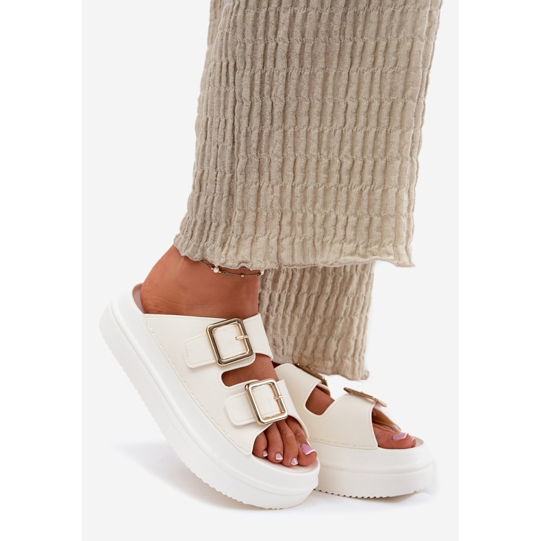 Inna A női papucs a platformon arany Ecru csatokkal fehér 1