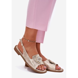 S.Barski Lapos sarkú női szandál dekoratív részletekkel S. Barski KV51-080 PLN aranysárga 1