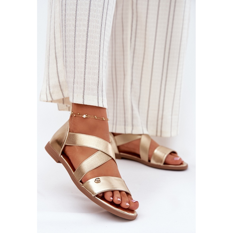 EVento Lapos női szandál rugalmas aranycsíkokkal aranysárga 2 EVento Lapos női szandál rugalmas aranycsíkokkal aranysárga 2