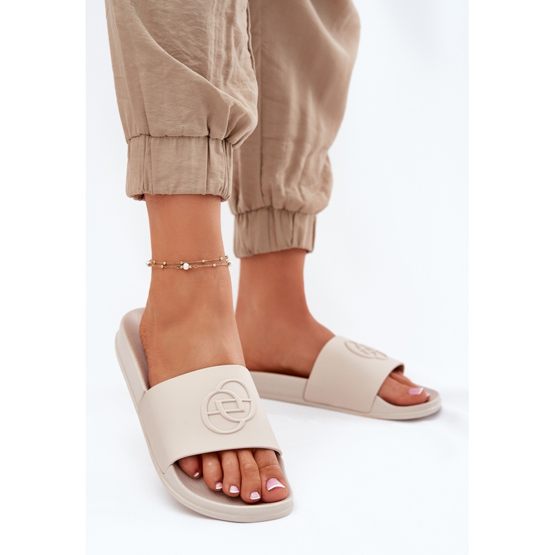 EVento Könnyű női papucs dekoratív sajtoló bézs 2 EVento Könnyű női papucs dekoratív sajtoló bézs 2