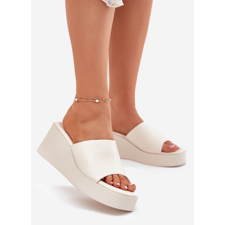 Inna Női papucs flopok az anchoikus bőr fényes bézsén 1