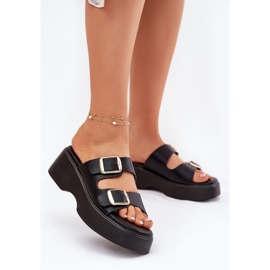 Inna A női papucsok az ékön és a platformon fekete csatokkal 2 Inna A női papucsok az ékön és a platformon fekete csatokkal 2