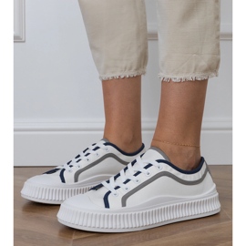 Női fehér tornacipő az emelvényen 2