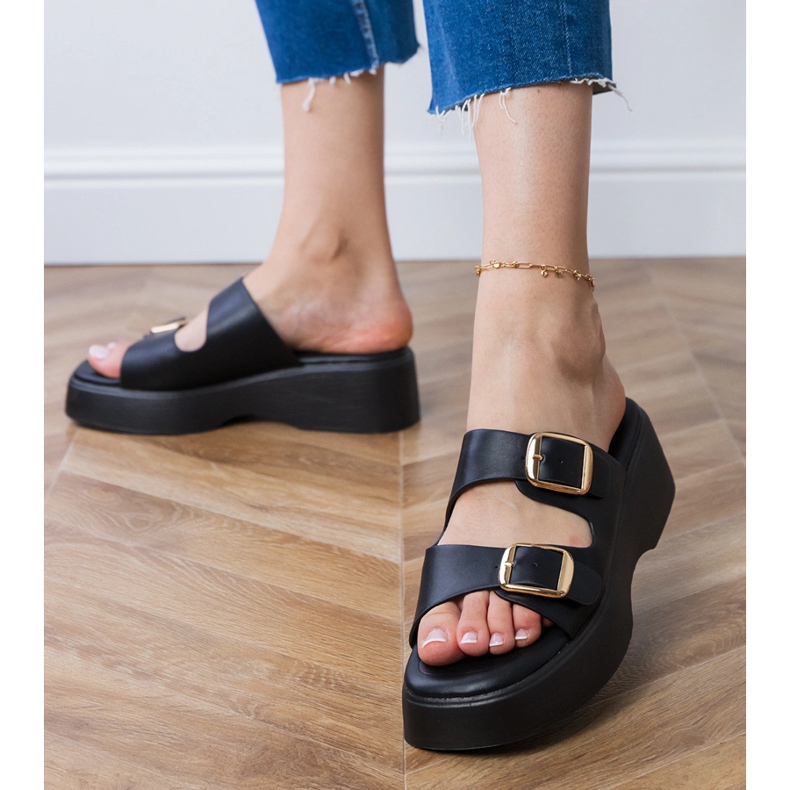 Fekete flip flopok bilincsekkel csíkokon 1