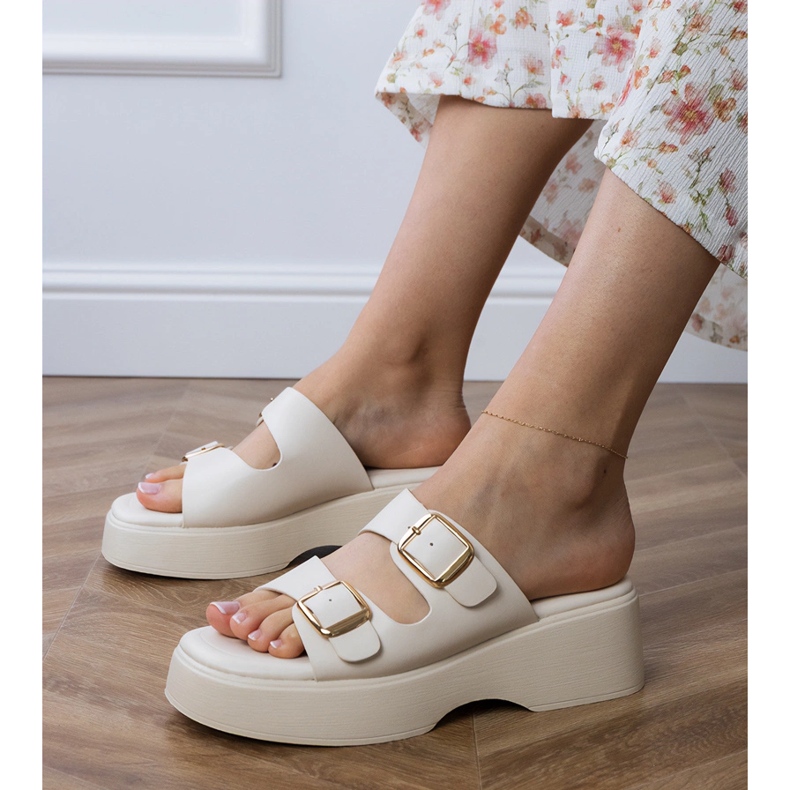 Fehér flip flopok csíkokkal 1