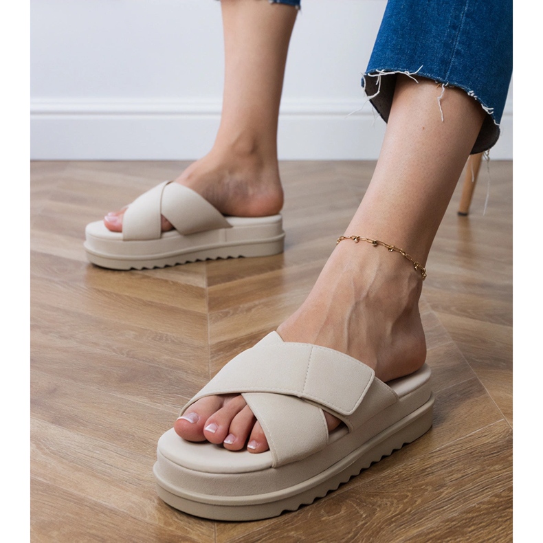 Bézs szárnyak csíkokkal a peronon 1