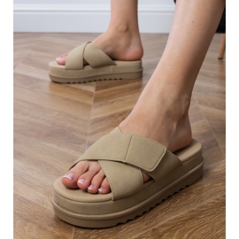 Barna flip -flopok csíkokkal a peronon 2