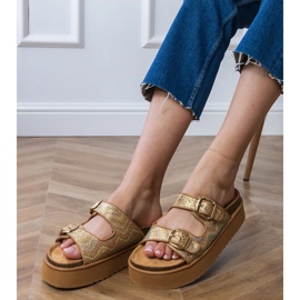 Arany flip flopok bilincsekkel csíkokon aranysárga 2