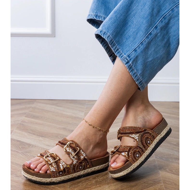 Barna etnikai flip flopok bilincsekkel csíkokon 2