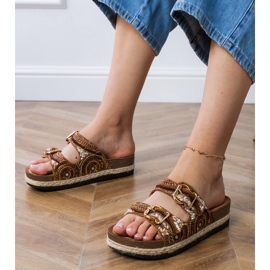 Barna etnikai flip flopok bilincsekkel csíkokon 1