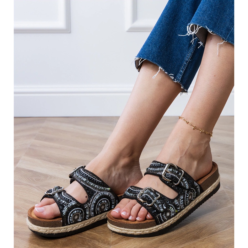 Fekete etnikai flip flopok bilincsekkel csíkokon 2