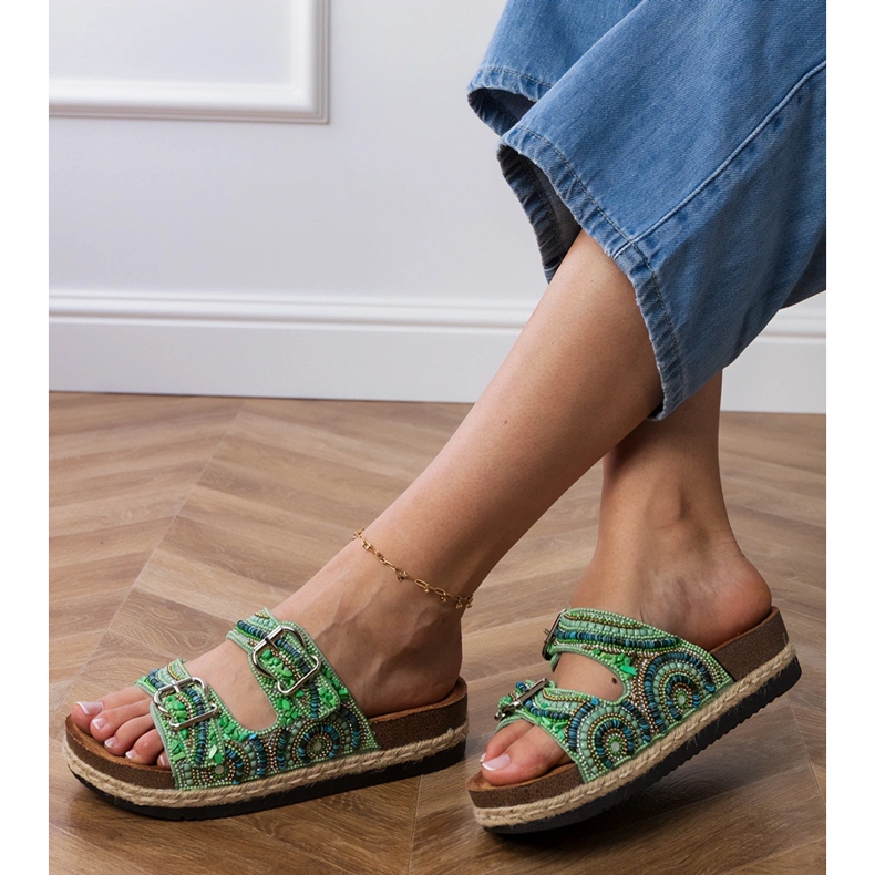 Zöld etnikai flip flopok bilincsekkel csíkokon 2