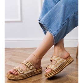 Bézs szárnyak bilincsekkel csíkokon 2