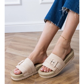 Bézs szárnyak a peronon dekoratív csatkal 2