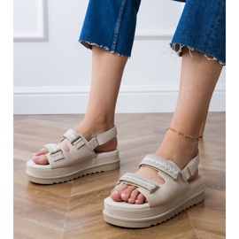 Bézs szandál hímzett csíkokkal a peronon 1