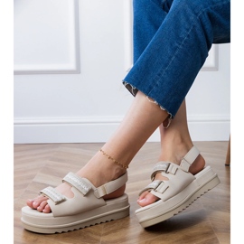 Bézs szandál hímzett csíkokkal a peronon 2