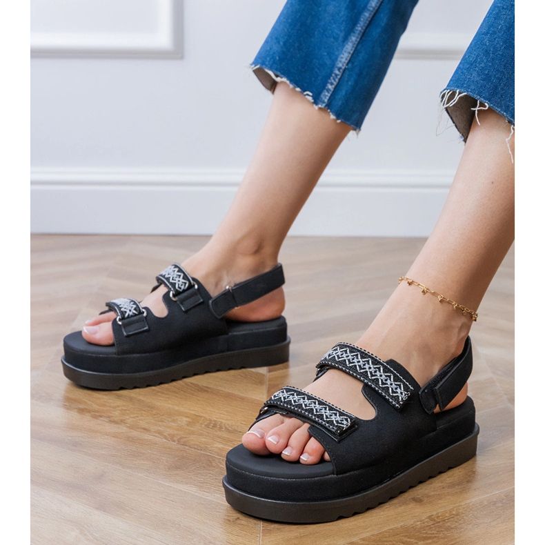 Fekete szandál hímzett csíkokkal a peronon 1