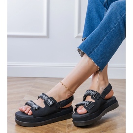 Fekete szandál hímzett csíkokkal a peronon 2