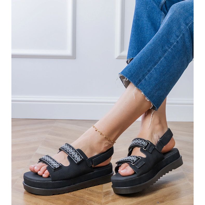 Fekete szandál hímzett csíkokkal a peronon 2