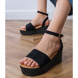 Fekete szandál az Ekozamsz platformon 2