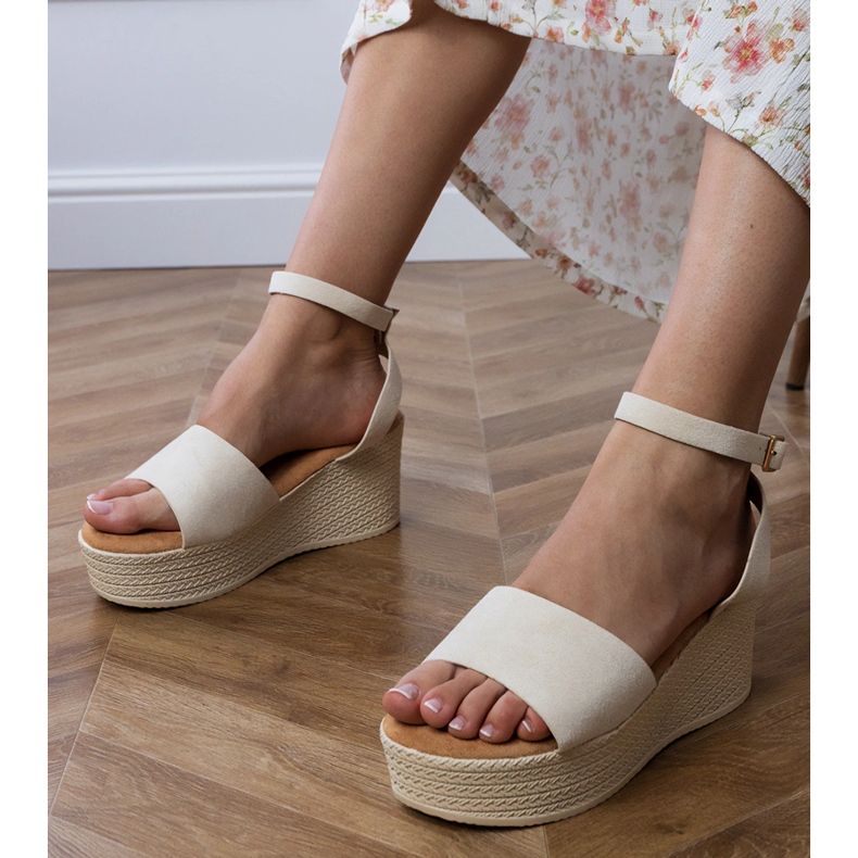 Bézs szandál az Ekozamsz platformon 1