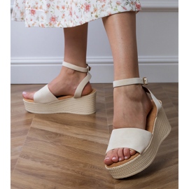 Bézs szandál az Ekozamsz platformon 2