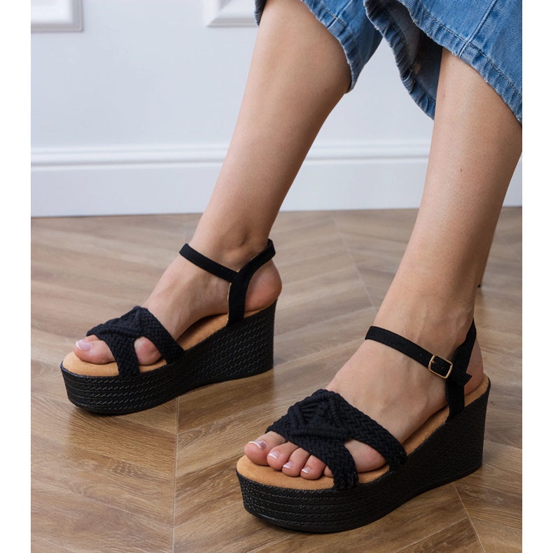 Fekete szandál a peronon kötött hevederrel 1