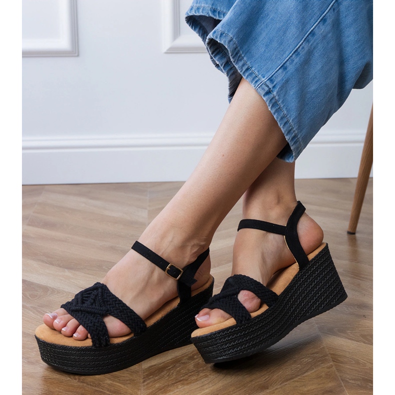 Fekete szandál a peronon kötött hevederrel 2