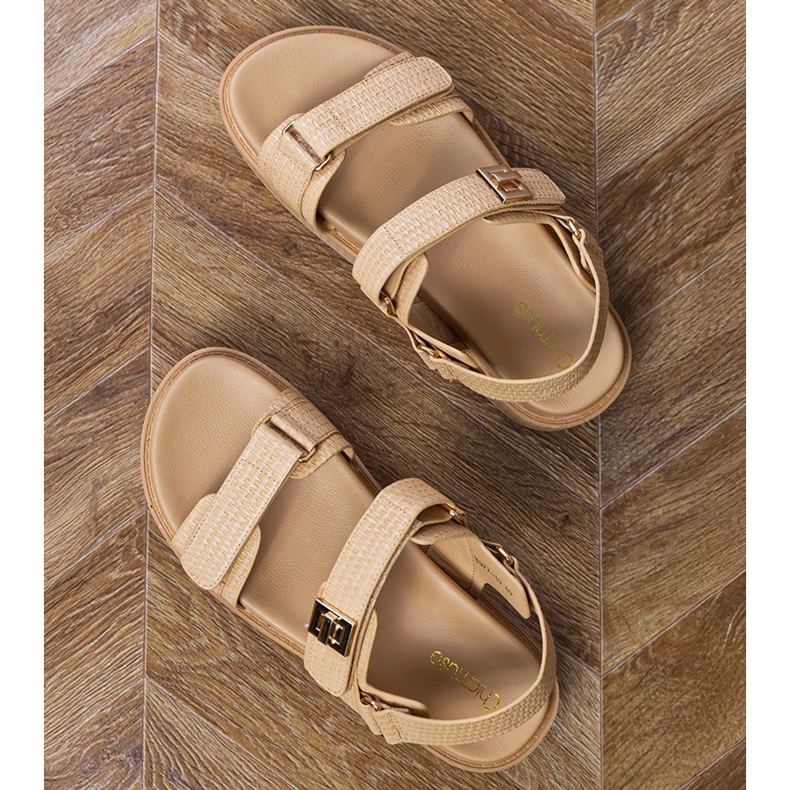 Bézs szandál a peronon, hevederekkel a tépőzáron 2