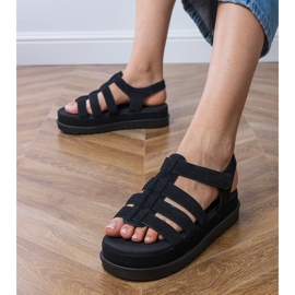 Fekete gladiátor szandál a peronon 2