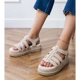 Bézs gladiátor szandál a peronon 1