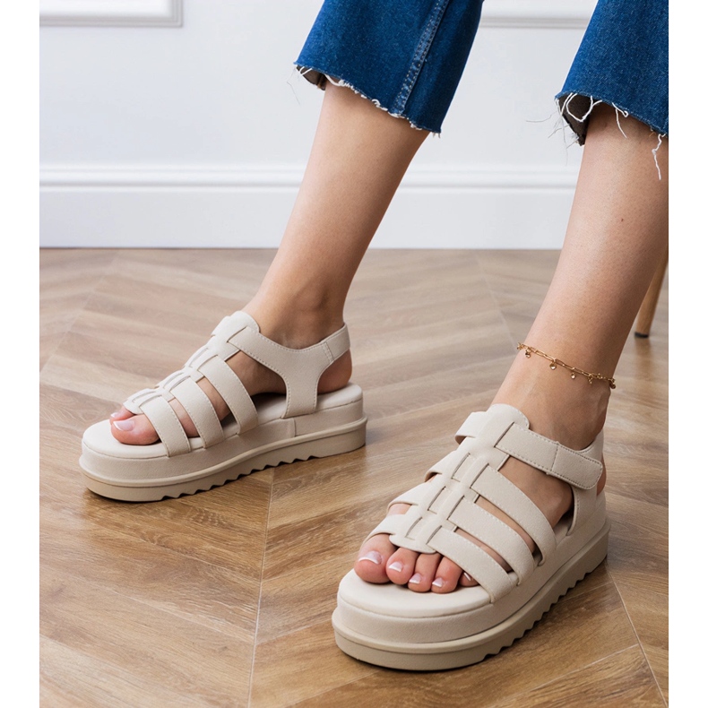 Bézs gladiátor szandál a peronon 1