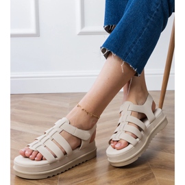 Bézs gladiátor szandál a peronon 2