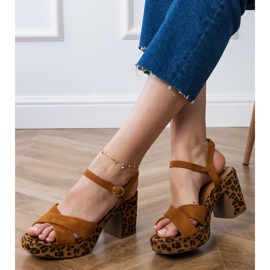 Barna ecosam szandál az oszlopon 2