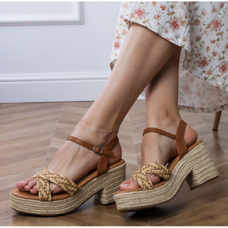 A barna szandálok a poszton keltek 1