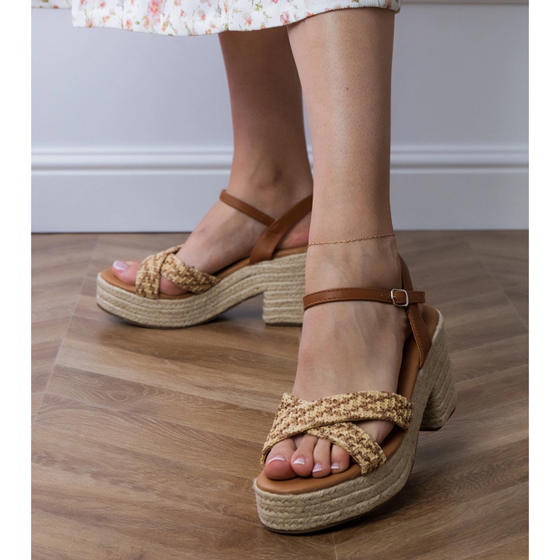 A barna szandálok a poszton keltek 2