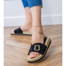 Fekete papucs flopok a peronon, csatával az öven 2