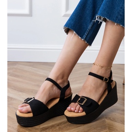 Fekete női szandál dekoratív csatkal 2