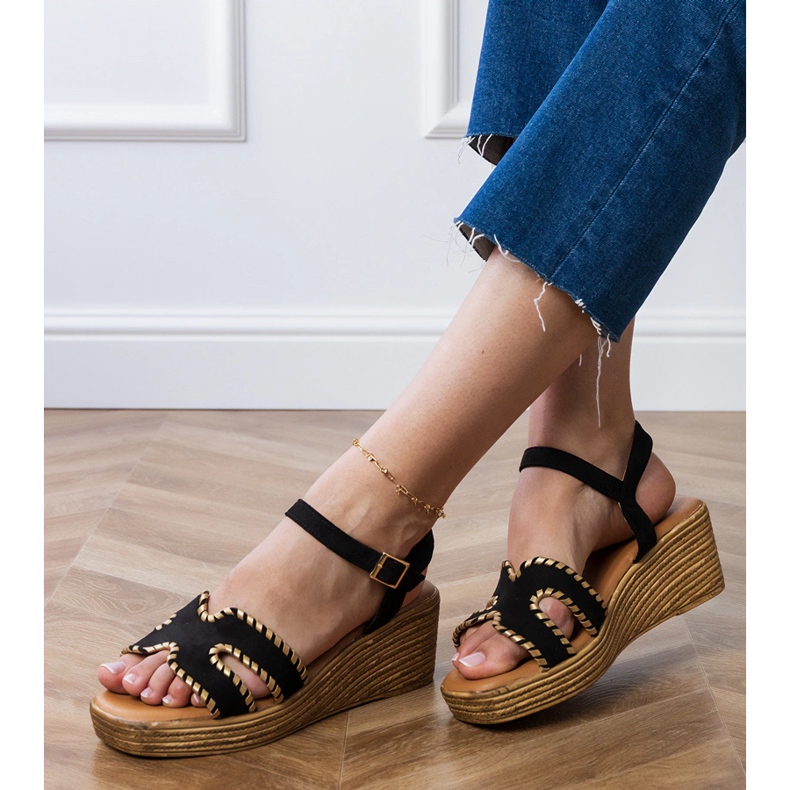 Fekete szandál hímzéssel a széleken 2