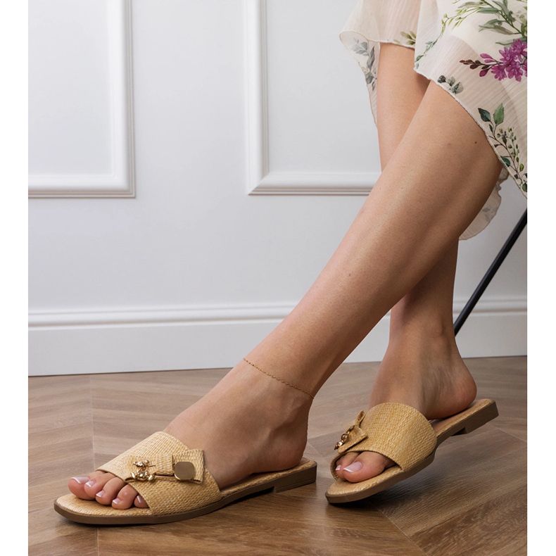 Bézs lapos papucs arany dekorációval 2