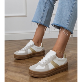 Női fehér tornacipő az emelvényen 1