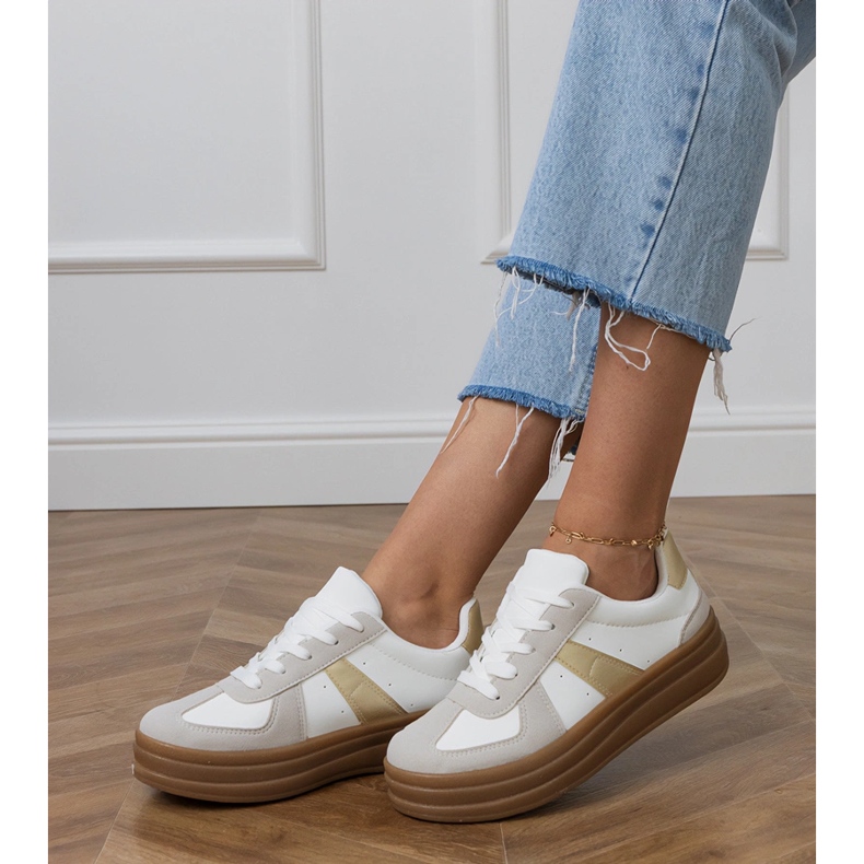 Női fehér tornacipő az emelvényen 2