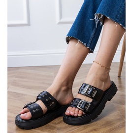 Fekete lapos papucsok bilincsekkel csíkokon 2