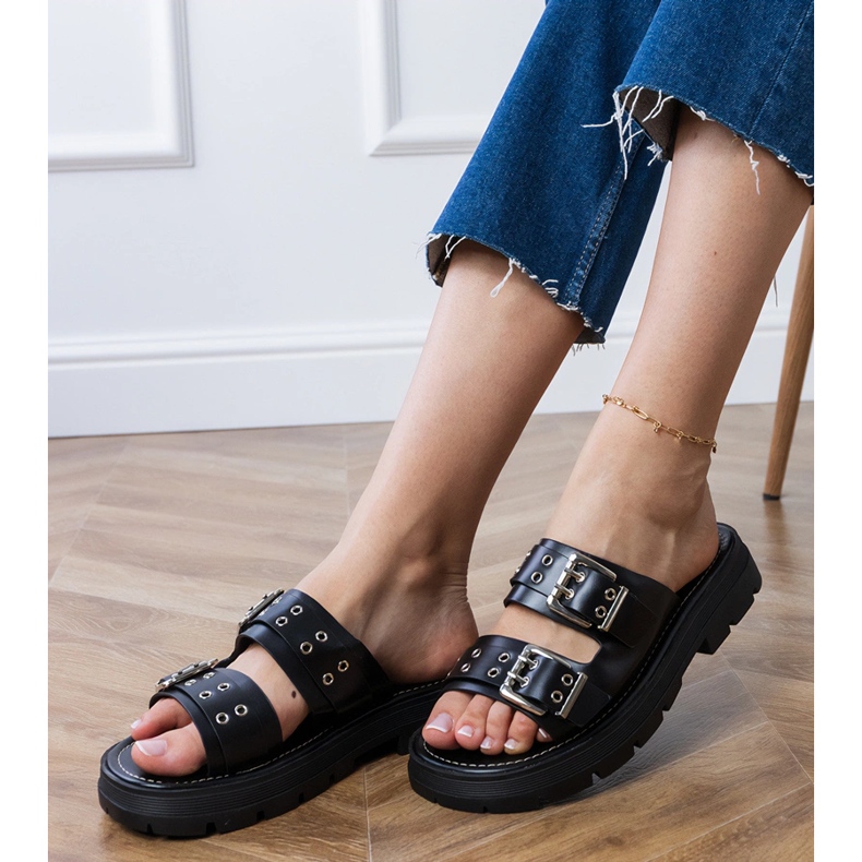 Fekete lapos papucsok bilincsekkel csíkokon 2