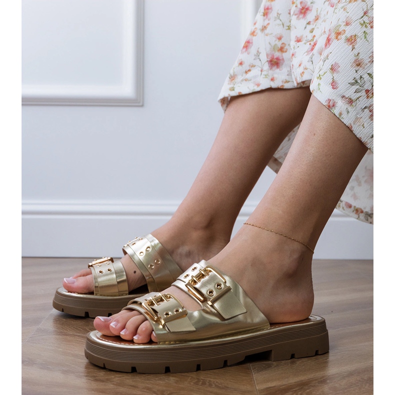 Arany lapos papucs bilincsekkel csíkokon aranysárga 1