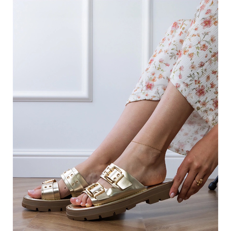 Arany lapos papucs bilincsekkel csíkokon aranysárga 2