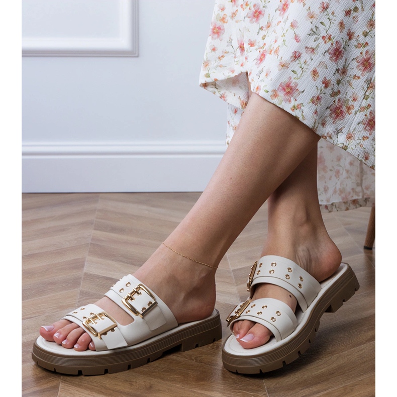 Bézs lapos szárnyak bilincsekkel csíkokon 2