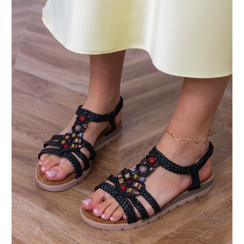 Fekete fonott szandál gyöngyökkel díszítve 2